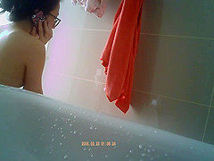 Nerdy asian naked in de shower
