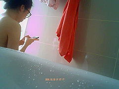 Nerdy asian naked in de shower