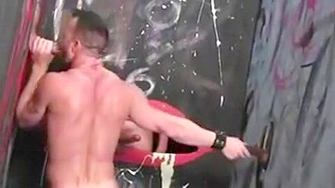 Plein la gueule dans un gloryhole