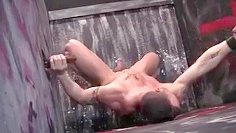 Plein la gueule dans un gloryhole