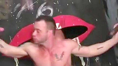 Plein la gueule dans un gloryhole