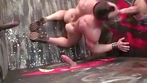 Plein la gueule dans un gloryhole