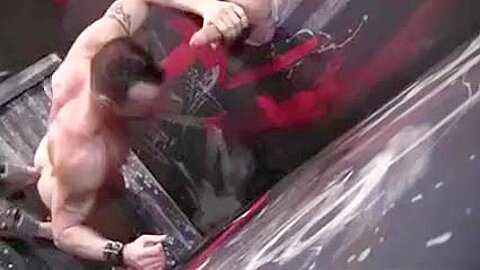 Plein la gueule dans un gloryhole