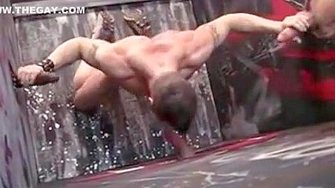 Plein la gueule dans un gloryhole