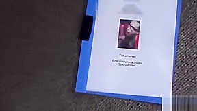 Schlampe saugt zwei Schwanze einmal
