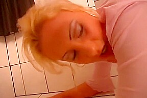 Sexy Blondine auf dem Klo gefickt