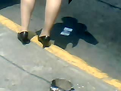 Sexys piernas de chica esperando el transporte