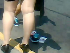Sexys piernas de chica esperando el transporte