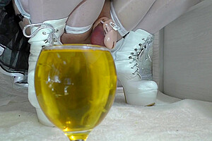 Shemale Gold Shower!!! Pissing, Chastity, High Heels Gold Coctail In The World!