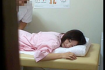 Skillful masseur makes babe get sex release on the