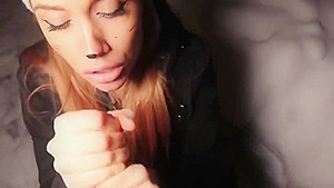 Snowbunny gives amazing winter blowjob in the snow