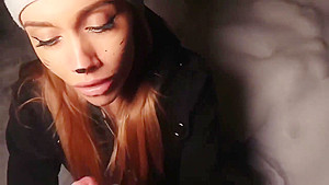 Snowbunny gives amazing winter blowjob in the snow