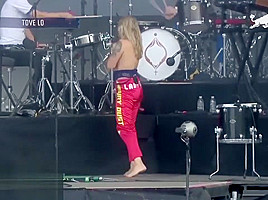 Swedish blonde flashes her tits on stage! #Tove Lo