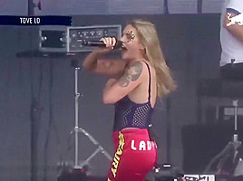 Swedish blonde flashes her tits on stage! #Tove Lo
