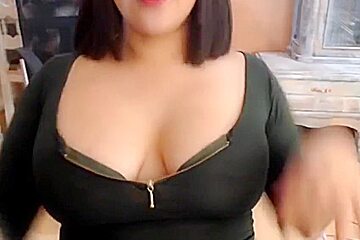 (Thick) Curvy latina camgirl fucking her pussy and squirt 1/2