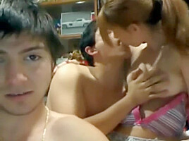 Threesome in dormroom