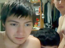 Threesome in dormroom