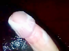Tomando un baño decido menear mi salchicha