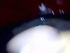 Tomando un baño decido menear mi salchicha