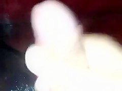 Tomando un baño decido menear mi salchicha