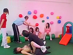 Tr&ograve choi t&igrave nh duc cua nhung c&ocirc g&aacute i Nhat Ban