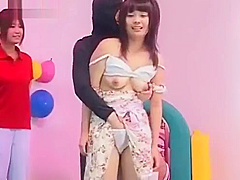 Tr&ograve choi t&igrave nh duc cua nhung c&ocirc g&aacute i Nhat Ban