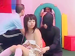 Tr&ograve choi t&igrave nh duc cua nhung c&ocirc g&aacute i Nhat Ban