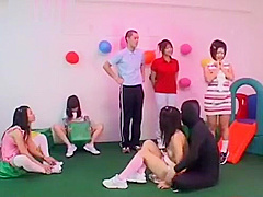 Tr&ograve choi t&igrave nh duc cua nhung c&ocirc g&aacute i Nhat Ban