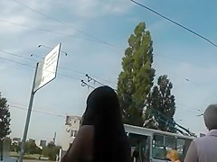 UPSKIRT EN LA PARADA MIGF ESPERANDO BUS 