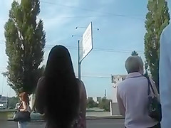 UPSKIRT EN LA PARADA MIGF ESPERANDO BUS 