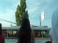 UPSKIRT EN LA PARADA MIGF ESPERANDO BUS 