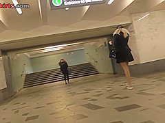 Upskirting video shows an amazing butt in sexy skirt