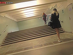 Upskirting video shows an amazing butt in sexy skirt