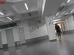 Upskirting video shows an amazing butt in sexy skirt