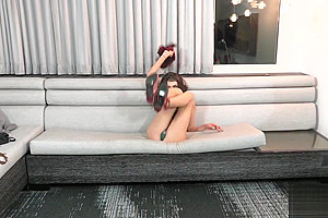 Vixxen domina Puts Her Fingers In Her wazoo