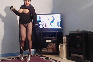 beurette danse en hijab et mini raz la chatte