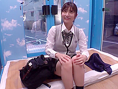 制服の美少女がお金の為にディルドをに跨りパイパンに嵌めて腰を振り可愛いオッパイを揉まれ騎乗位で嵌めています。