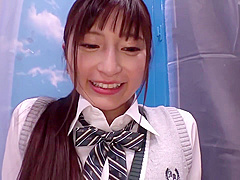 制服の美少女がお金の為にディルドをに跨りパイパンに嵌めて腰を振り可愛いオッパイを揉まれ騎乗位で嵌めています。