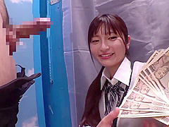 制服の美少女がお金の為にディルドをに跨りパイパンに嵌めて腰を振り可愛いオッパイを揉まれ騎乗位で嵌めています。