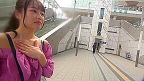 可愛い顔してエッチな素人女子を口説いて即ハメ！敏感すぎて潮吹きまくってお漏らしアクメ