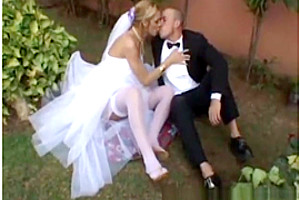 ladyboy Bride pokes Outdoor