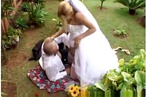ladyboy Bride pokes Outdoor