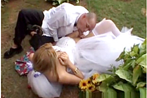 ladyboy Bride pokes Outdoor