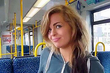 teensau hat orgasmus in strassenbahn