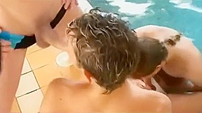 trio de garcons a la piscine