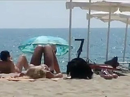 zwei Paare im Urlaub